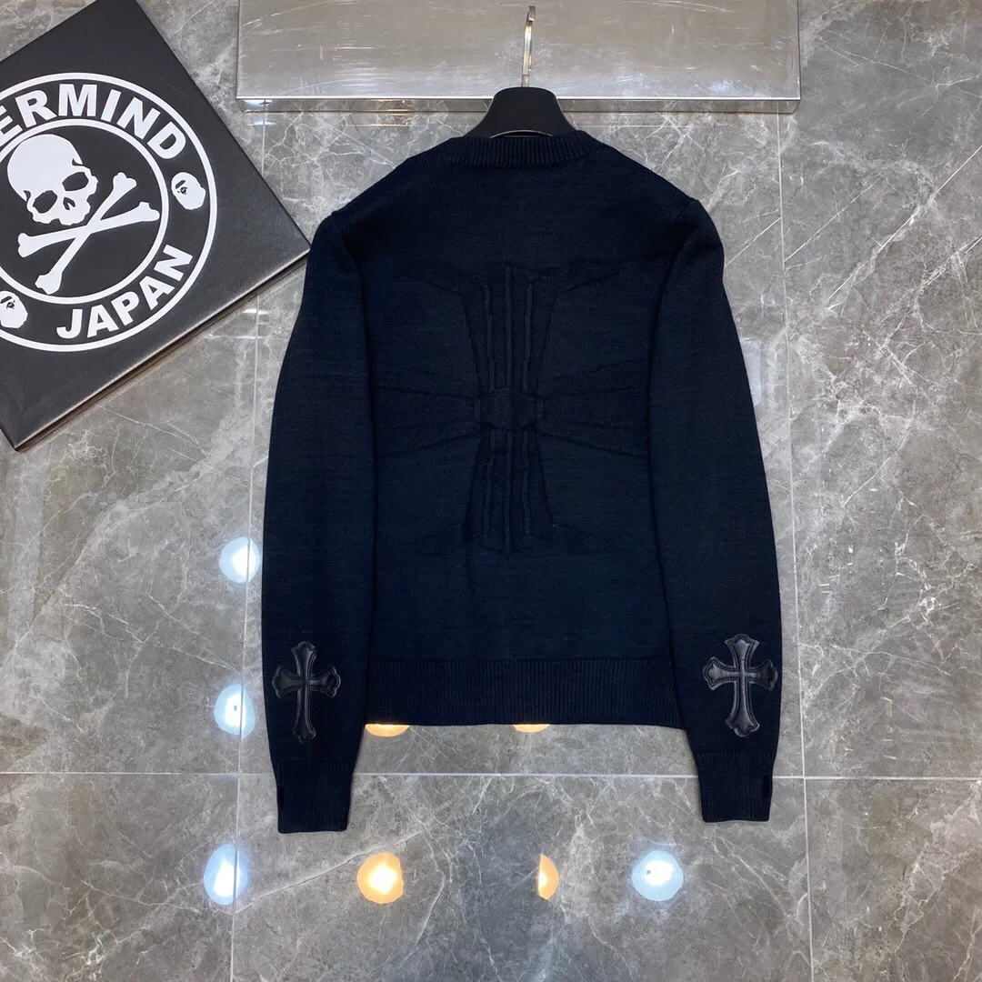 P236 Chrome Hearts 🍁Autumn and winter sweater series🍁 Three-dimensional jacquard on the back ➕ Leather opening process on the cuffs Selected high-quality wool blended knitted fabric Non-common version on the market Recommended colors: black gray white green